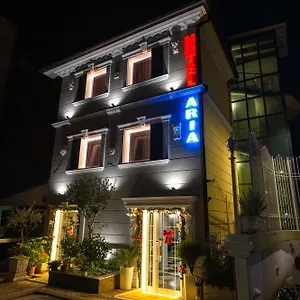 Otel Aria, Tiran